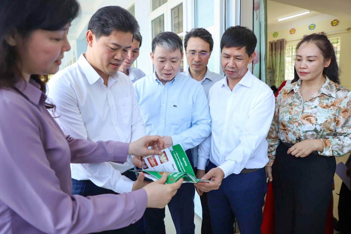 Thứ trưởng Thường trực Vũ Mạnh Hà cùng Đoàn công tác thăm điểm khám tại trường tiểu học Sơn Bình